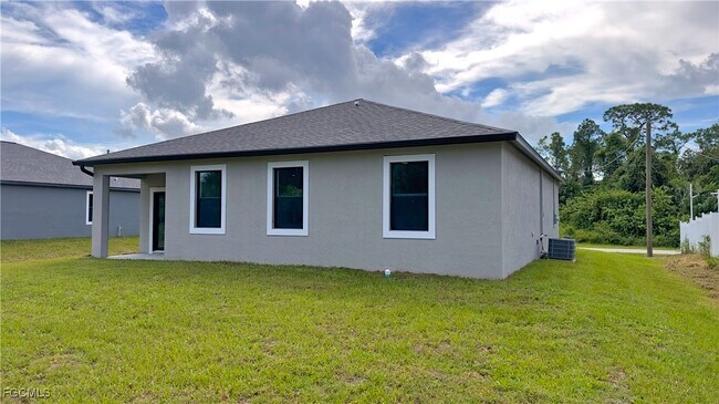 Building Photo - 8025 Oakleaf Cir