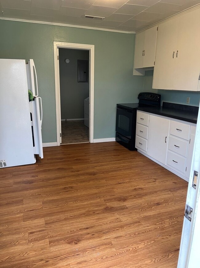Building Photo - Charming 2 Bedroom + 1 Bath Home