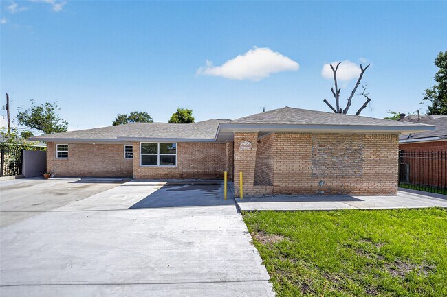 Foto del edificio - 7950 Longridge Dr