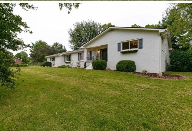 Exterior - Vista lateral del hogar - 2203 Oakwood Ct