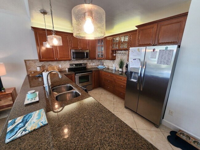 Foto del edificio - Beautiful Fully Furnished Marker 33 Condo on the water