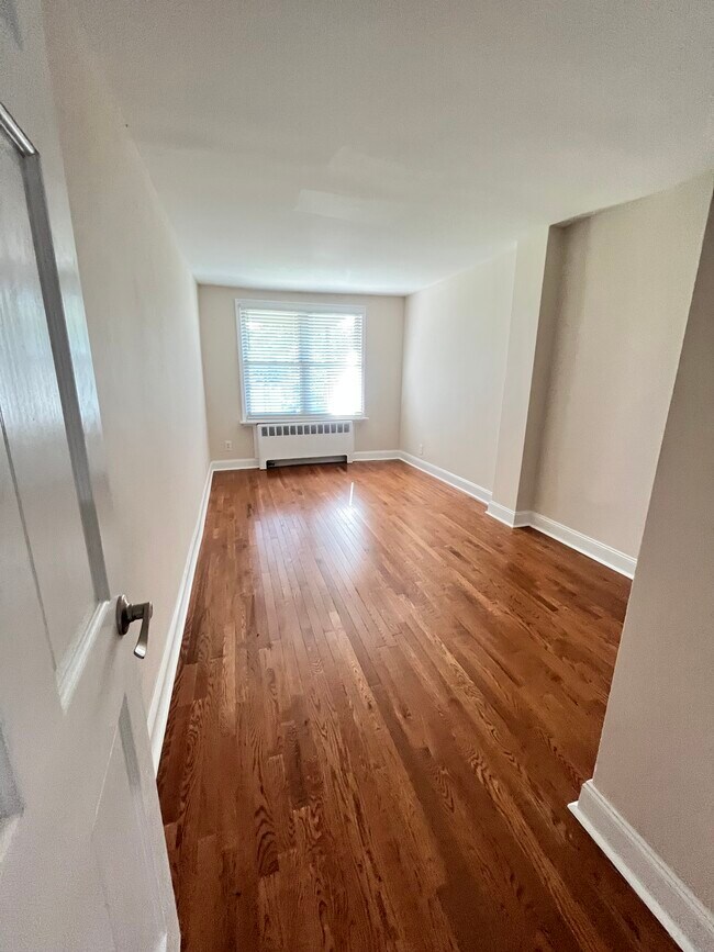 Foto del edificio - 2220 Eastchester Rd