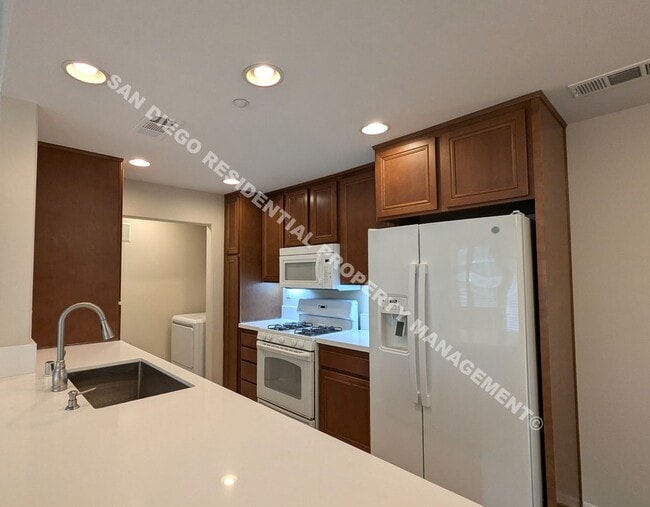 Building Photo - 16934 Laurel Hill Ln