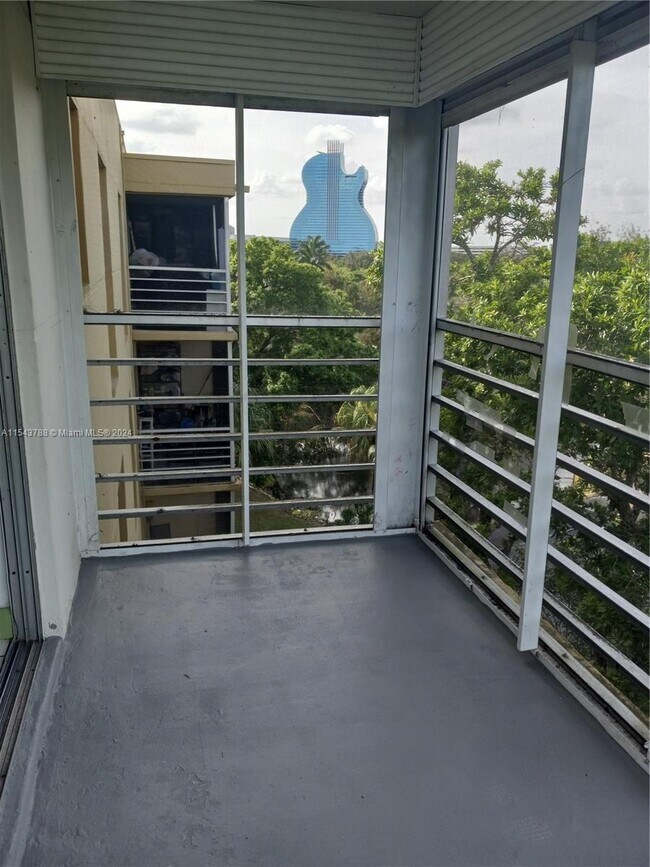 Foto del edificio - 4121 Stirling Rd