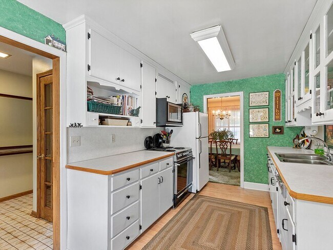 Building Photo - 6004 Birchcrest Dr