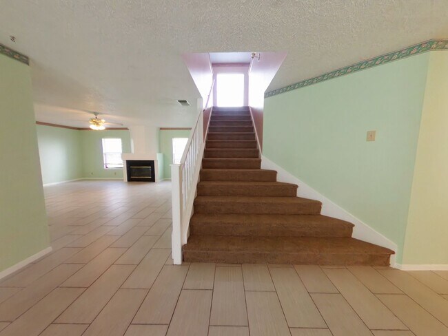 Building Photo - Large beautiful home