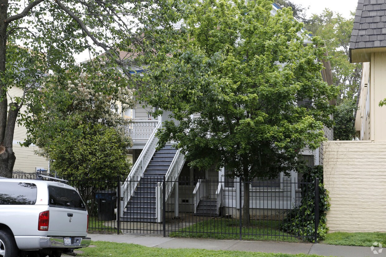 Building Photo - 1219 E St