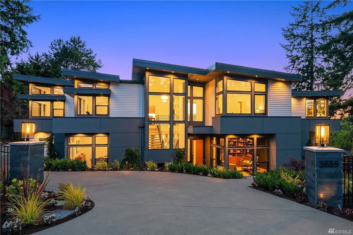 Primary Photo - Stunning House For Rent