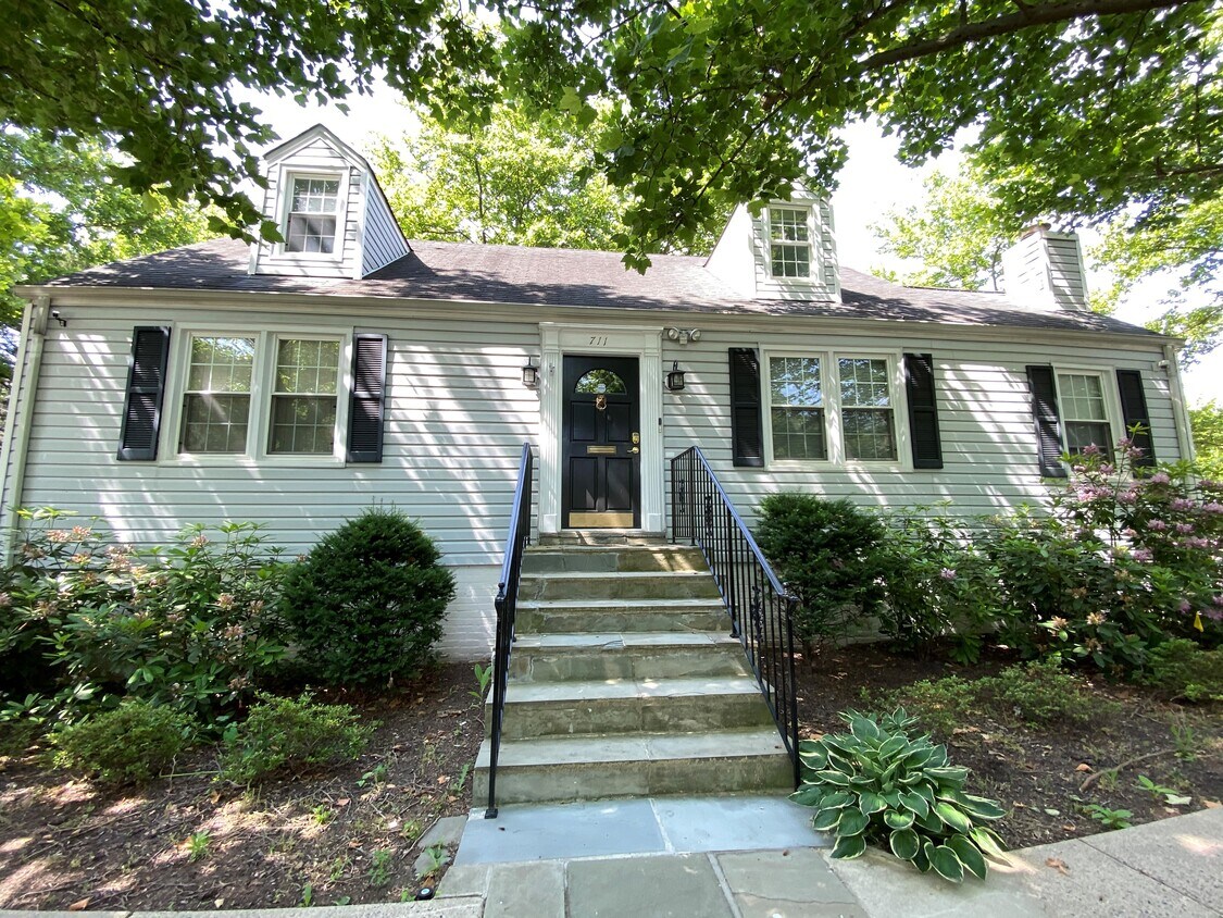 Primary Photo - 711 Park Ave