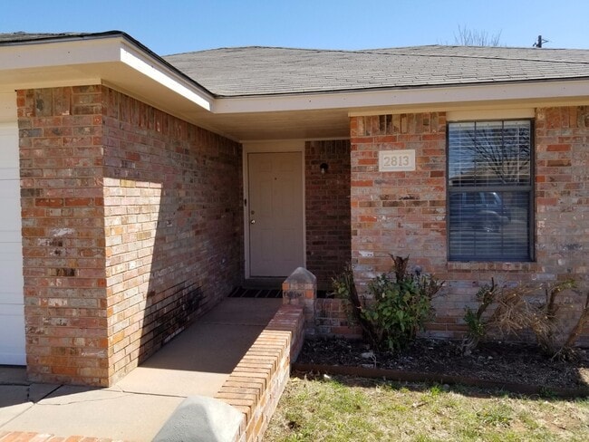 Building Photo - BRICK HOME NEAR HOSPTIAL AND CANNON ACCESS