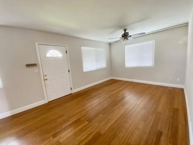 Building Photo - 3 Bedroom 2 Bath with View! (USD / Linda V...