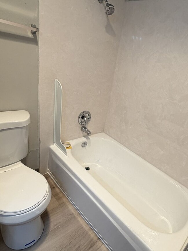 Building Photo - (PKW #5) 2 Bedroom/1Bath