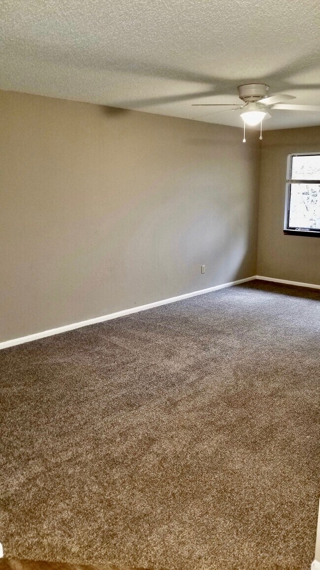 Building Photo - 124 N Crest Dr