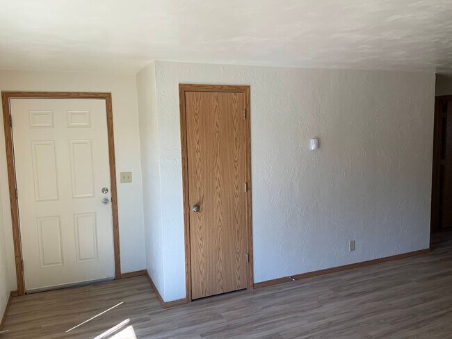 Foto del edificio - 2 bedroom in River Road Area