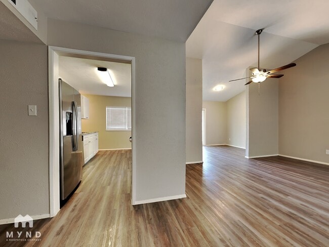 Building Photo - 2822 Canary Ln