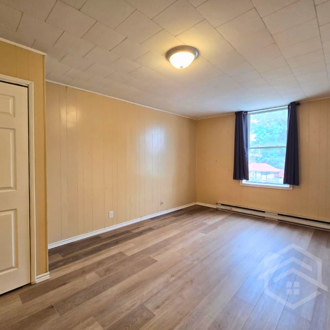 Building Photo - 1-Bedroom Upper Unit in the Heart of Exeter!
