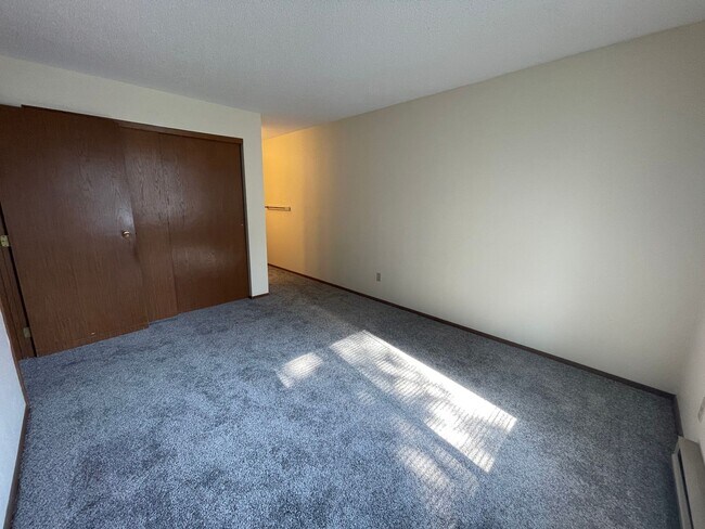 Foto del edificio - Very spacious 2 bed, 2 bath 4-plex unit lo...