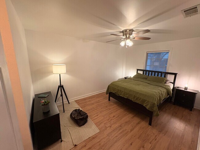 Foto del edificio - 2200 Bahama Rd