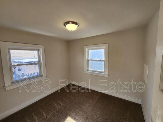 Building Photo - 730 Adams St
