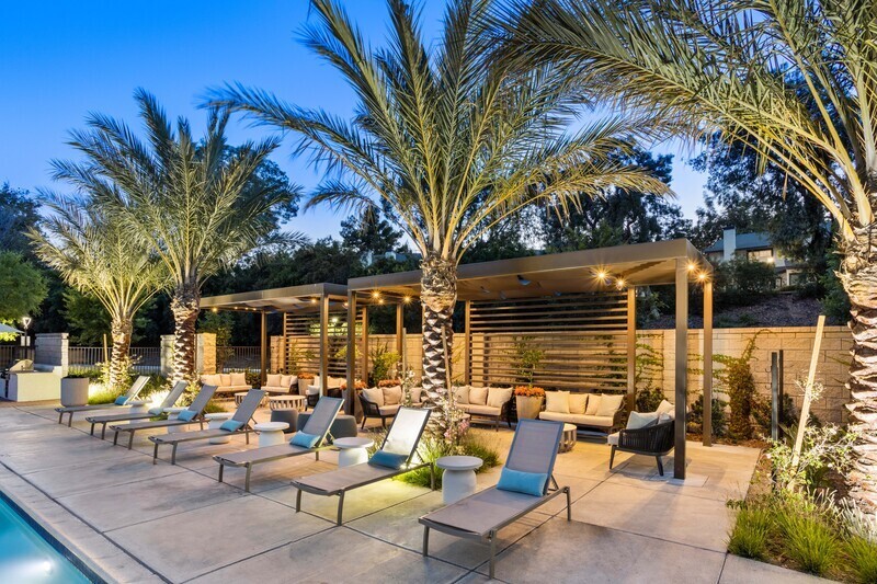 Sillas y cabañas junto a la piscina - Promenade Terrace