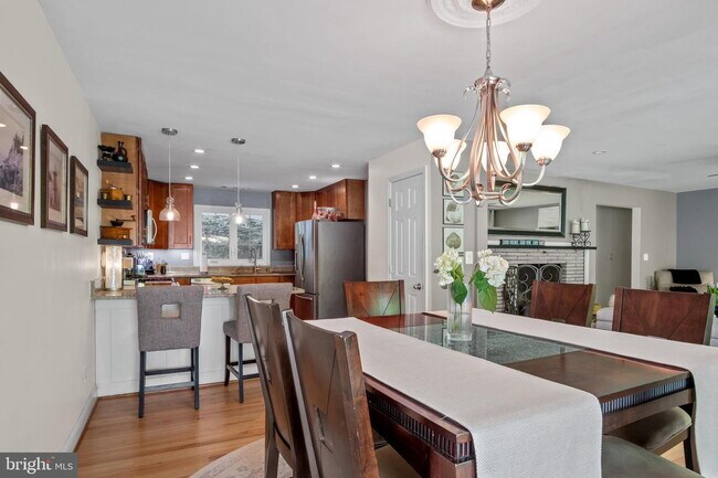 Building Photo - Spacious Single-Family Home with Flexible Living Spaces