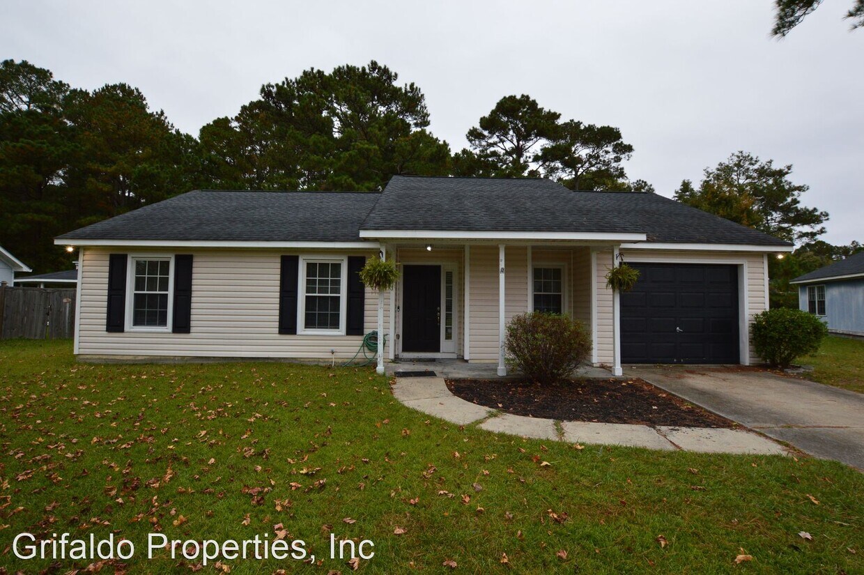 3 br, 2 bath House 121 Hunting Green Drive House Rental in