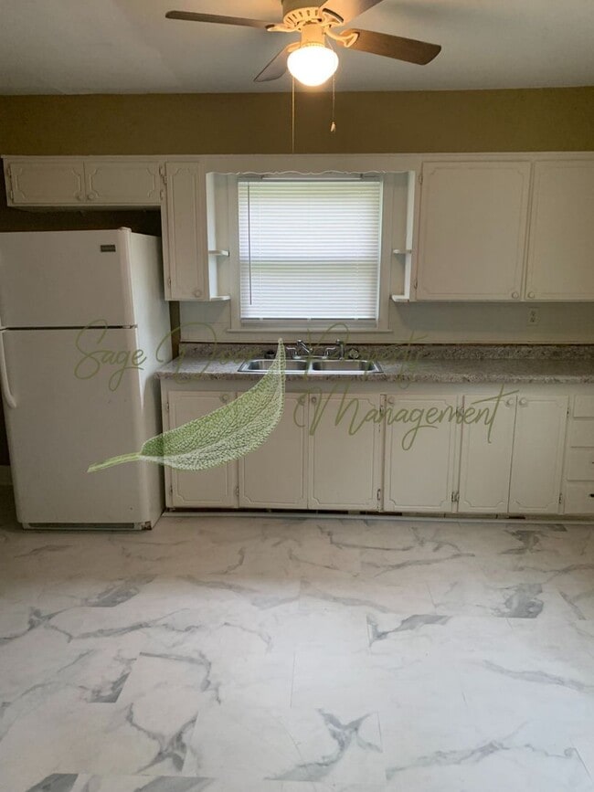 Building Photo - BEAUTIFUL HARDWOOD FLOORS!!!