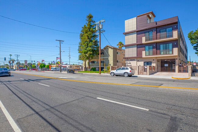 Building Photo - 6825 Whitsett Ave