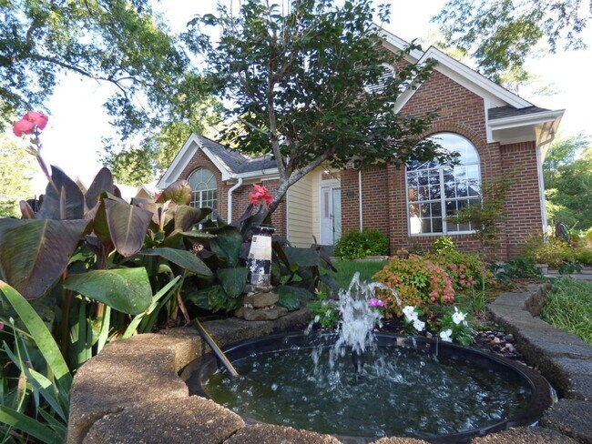 Foto del edificio - Elegant brick-front home in quiet neighbor...