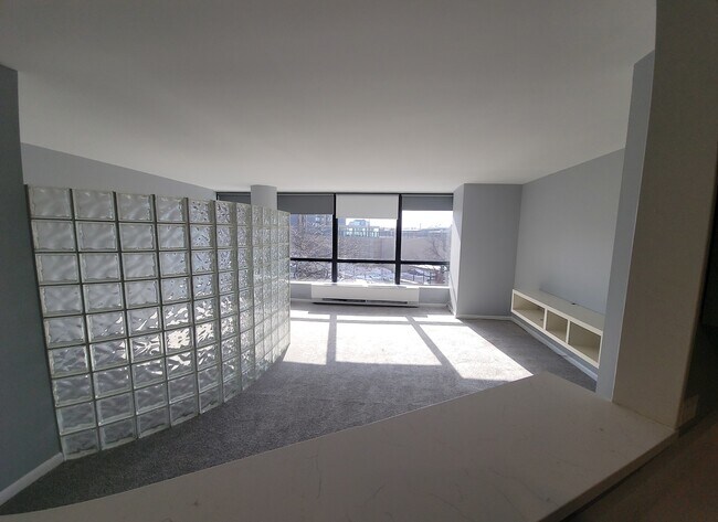 Building Photo - 5415 N Sheridan Rd