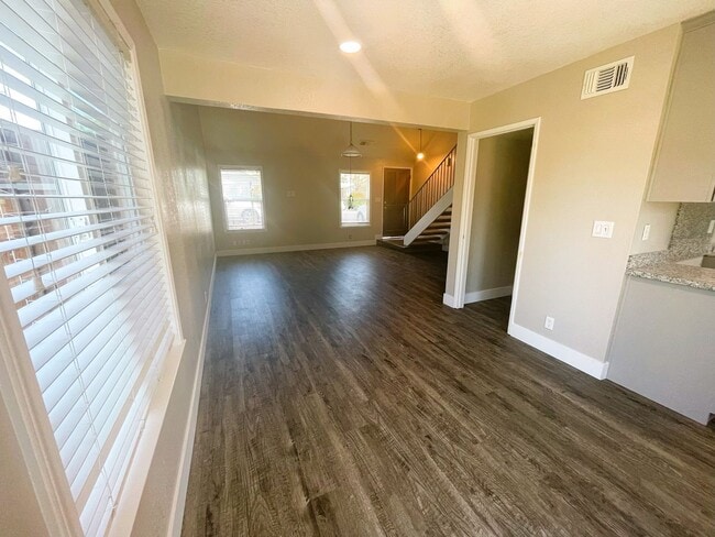 Building Photo - Completely Updated Roseville Townhouse available July 1st