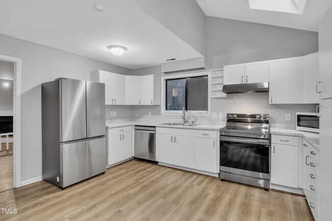 Foto del edificio - Spacious and Renovated 3BR Townhome in Chapel Hill