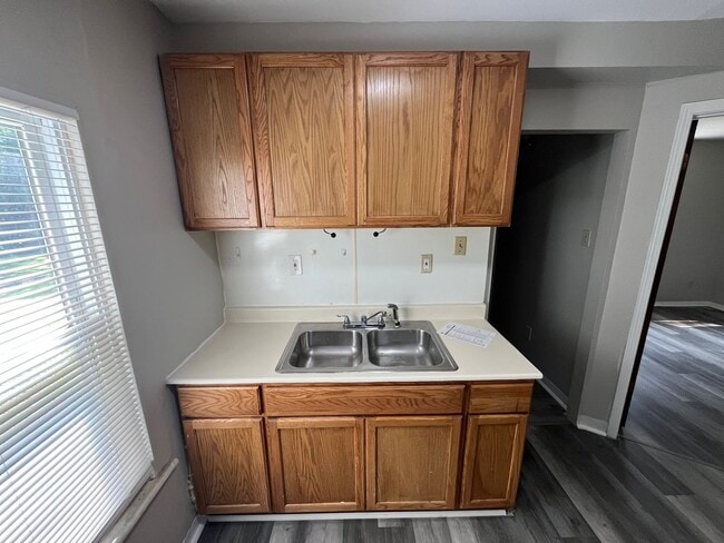 Building Photo - Cozy Renovated One Bedroom Coming Available!