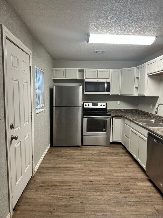 Foto del edificio - Great Home Located in the Lawton Heights Area! Pets Negotiable with Owner Approval!