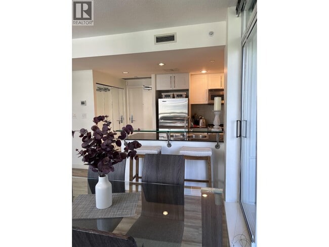 Building Photo - 633 Kinghorne Mews