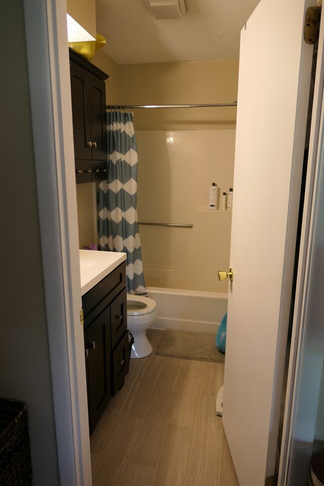 master bedroom en suite - 211 Morgan Dr