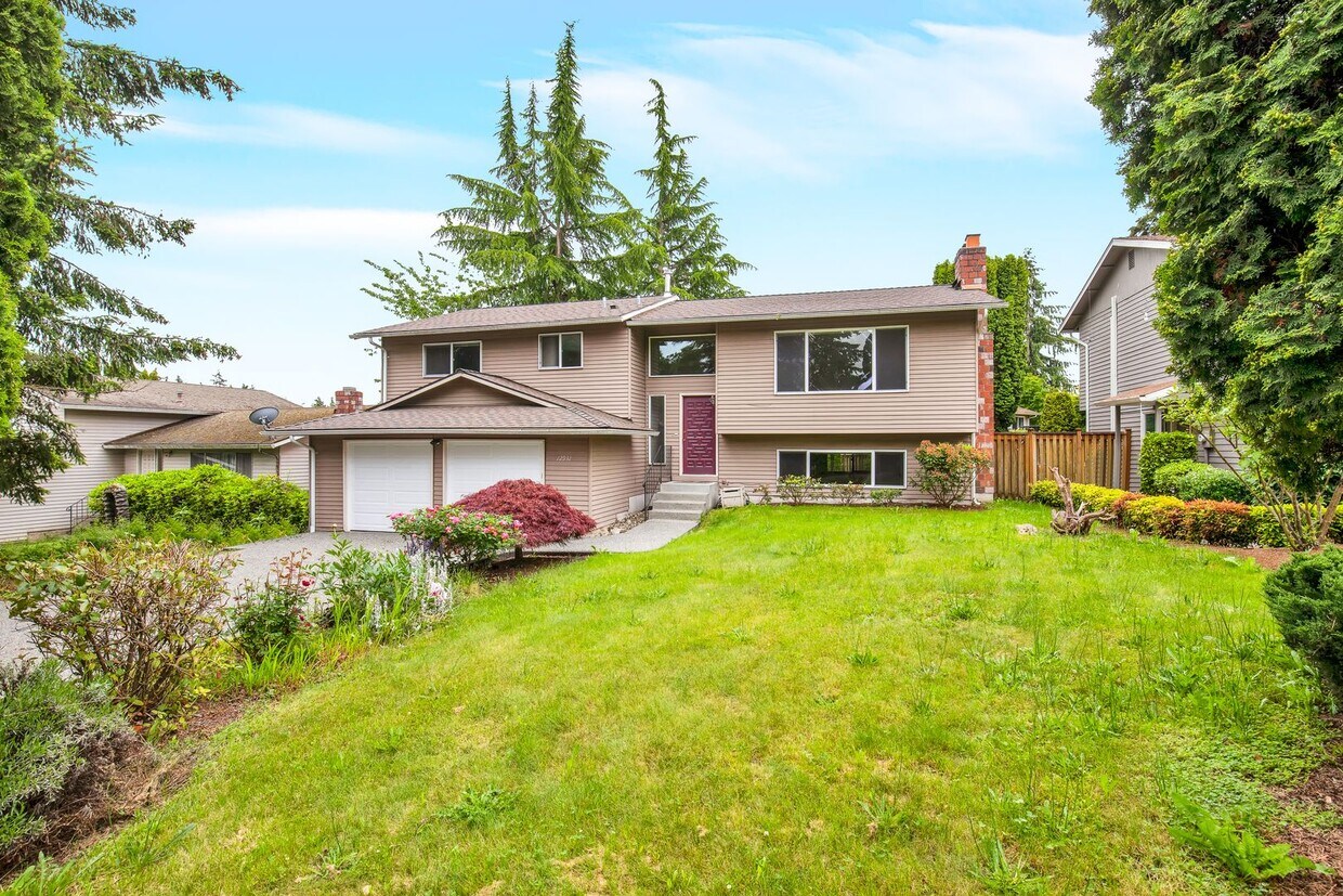 Foto principal - 4 Bedroom 3 Bath Split Level Kirkland