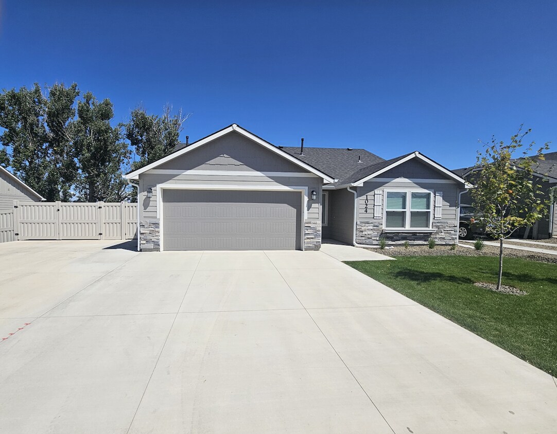 Foto principal - Brand New Home with RV Pad and Premium Fin...