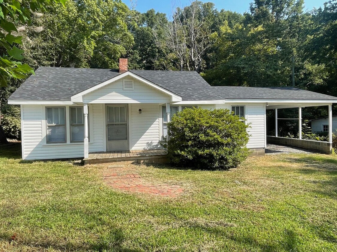Primary Photo - Very nice 3 or 4 bedroom, 2 bath home loca...