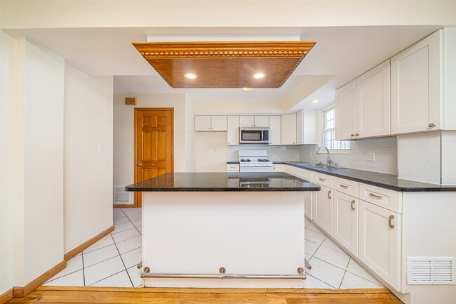 Building Photo - 216 Bartholdi Ave