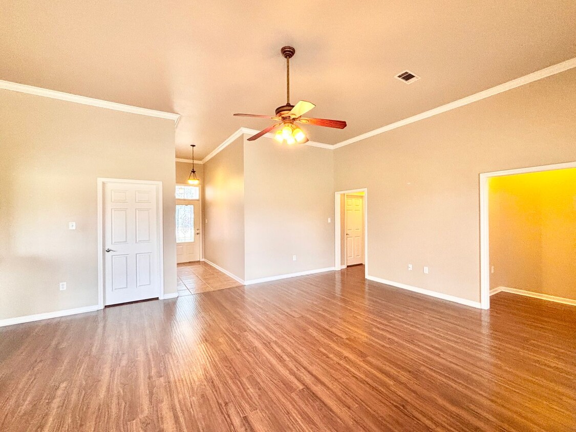 Primary Photo - Four Bedroom Home in Dutchtown with Spacio...