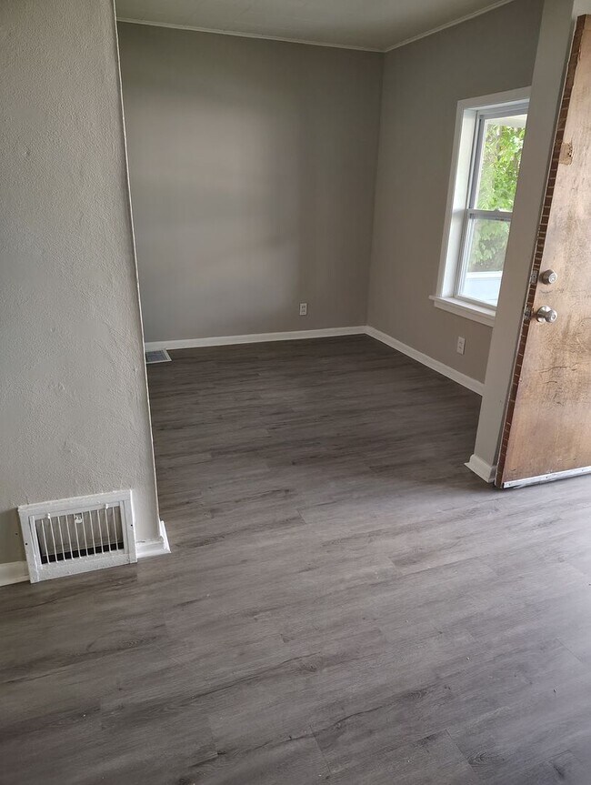 Foto del edificio - Section 8 Accepted! Spacious 2br home