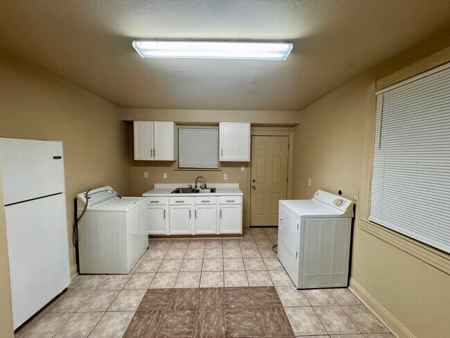 Building Photo - 2555 Elder St