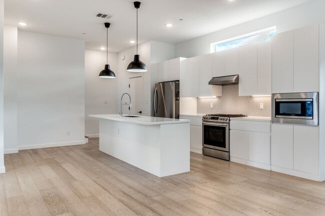 Foto del edificio - Prime location at Henderson and Ross, Two bedroom Condo w/ Private Drive