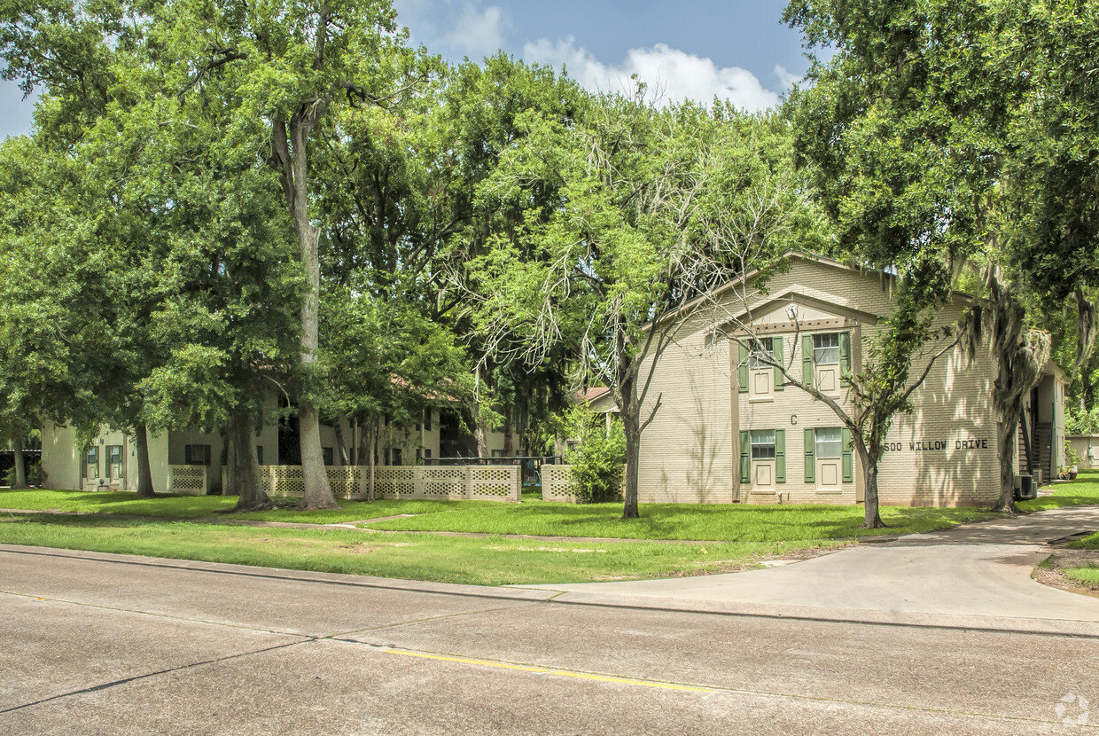 Foto del edificio - Willow Drive Apartments