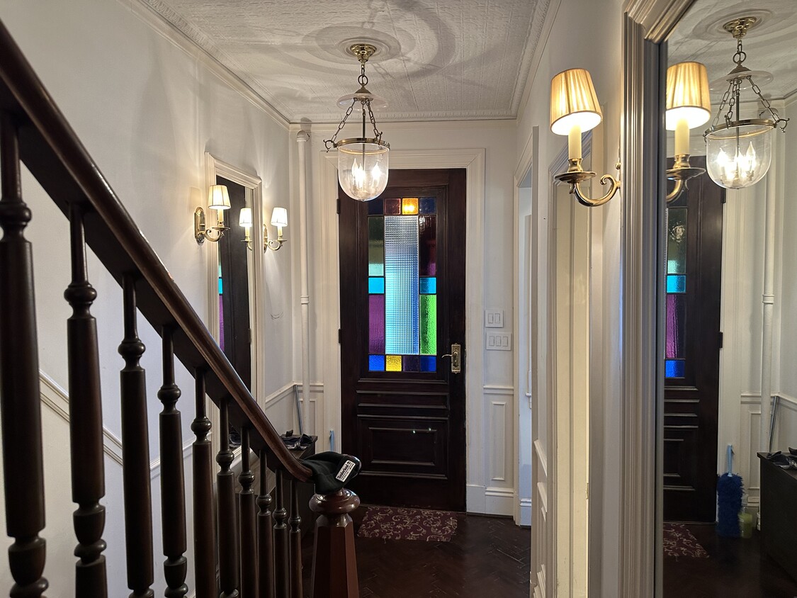 Foyer - 337 46th St