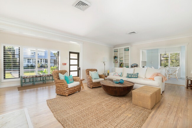 Foto del edificio - 328 N Lakeside Dr