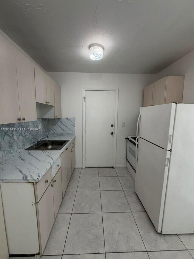 Foto del edificio - 2458 NW 82nd St