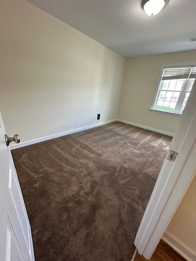Building Photo - 1548 Surrey Ct