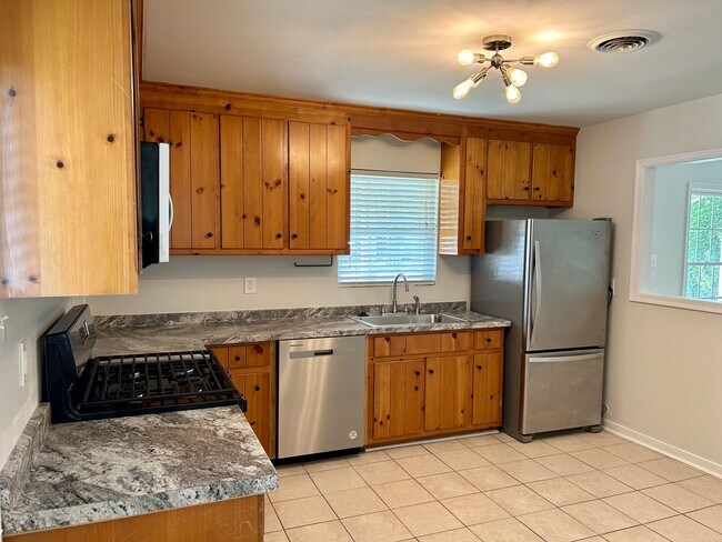 Foto del edificio - Charming 3 bedroom, 2.5 bath cottage within minutes to Shoppes at Willow Lawn, Carytown